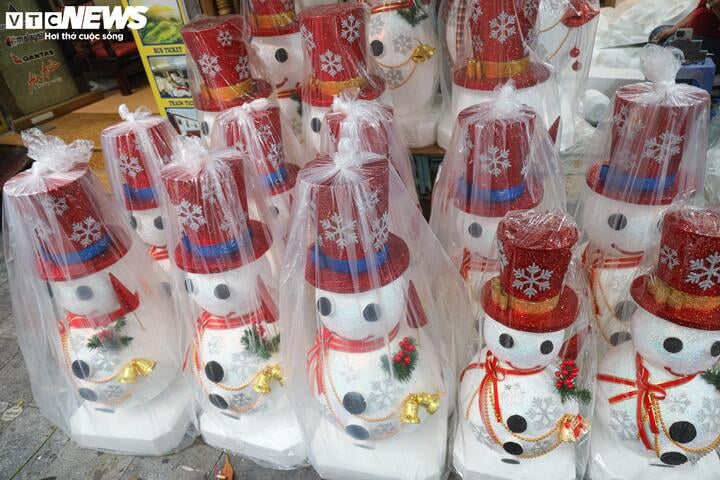 Nghề 'nặn' người tuyết ở Hà Nội kiếm bộn tiền trong mùa Giáng sinh - Ảnh 11