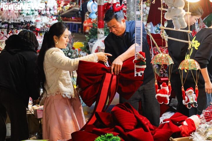 Sắp đến Noel, 'thủ phủ' bán đồ trang trí ở Hà Nội vẫn ế ẩm - Ảnh 14