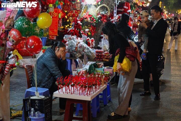 Sắp đến Noel, 'thủ phủ' bán đồ trang trí ở Hà Nội vẫn ế ẩm - Ảnh 10