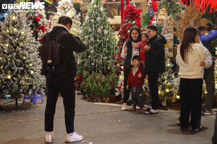 Sắp đến Noel, 'thủ phủ' bán đồ trang trí ở Hà Nội vẫn ế ẩm - Ảnh 18