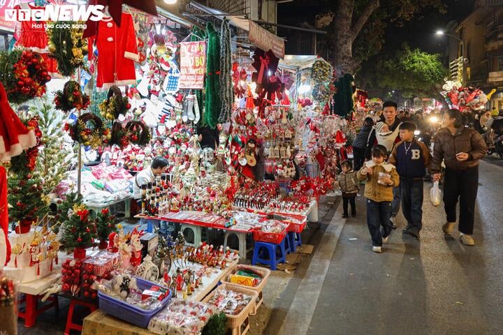 Sắp đến Noel, 'thủ phủ' bán đồ trang trí ở Hà Nội vẫn ế ẩm - Ảnh 17