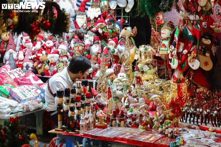 Sắp đến Noel, 'thủ phủ' bán đồ trang trí ở Hà Nội vẫn ế ẩm - Ảnh 4