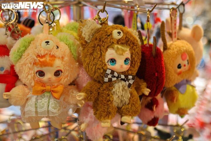 Sắp đến Noel, 'thủ phủ' bán đồ trang trí ở Hà Nội vẫn ế ẩm - Ảnh 12