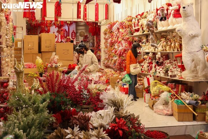 Sắp đến Noel, 'thủ phủ' bán đồ trang trí ở Hà Nội vẫn ế ẩm - Ảnh 11