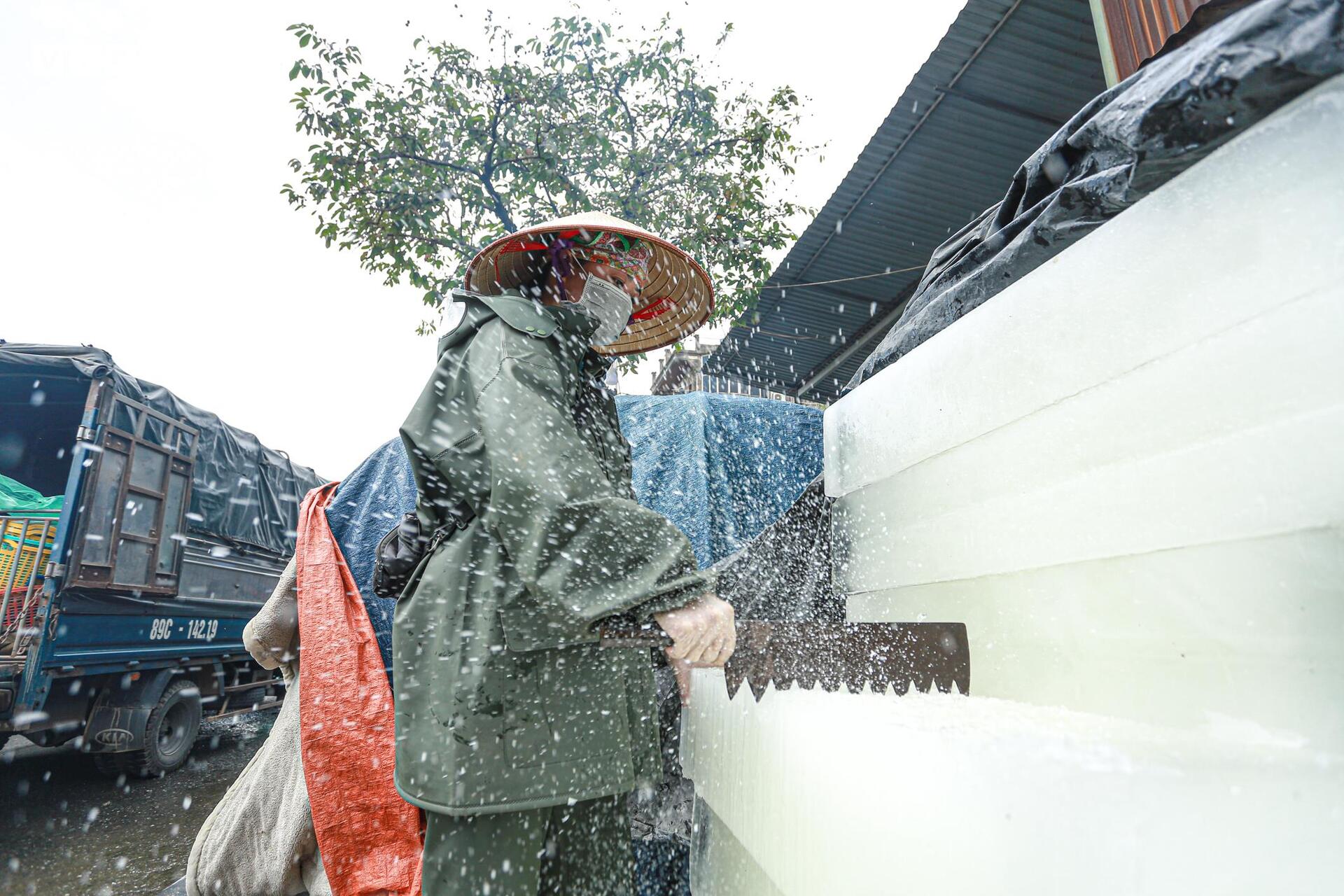 Tiểu thương chợ cá tay trần ngâm nước lạnh, khiêng đá trong ngày rét buốt - Ảnh 3