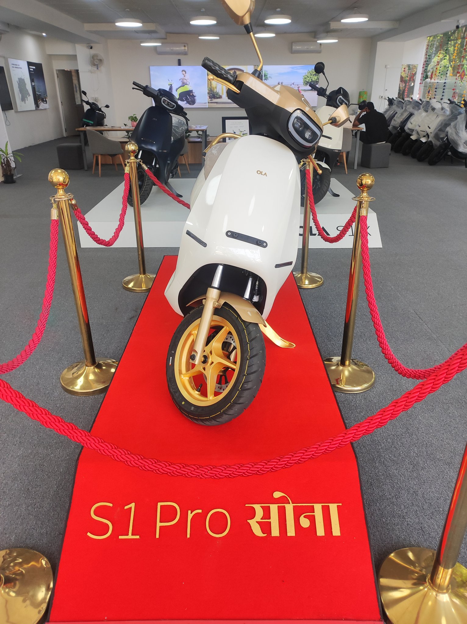 Ngắm chiếc xe tay ga được dát vàng thật 24k, có tiền cũng khó mua được - Ảnh 4