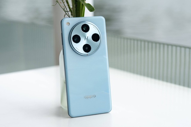 4 mẫu smartphone mới mở bán tại VN trong tháng 12: Smartphone gập mỏng nhất thế giới có làm nên chuyện? - Ảnh 3