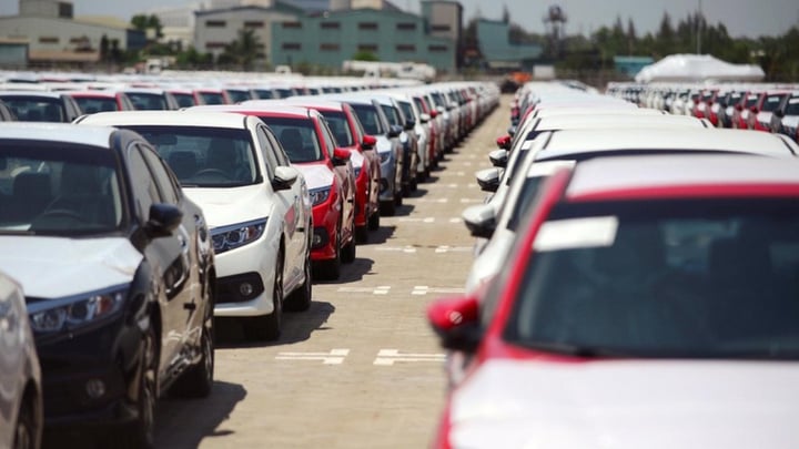 Tháng cuối giảm phí trước bạ, doanh số bán ô tô tăng đột biến - Ảnh 1