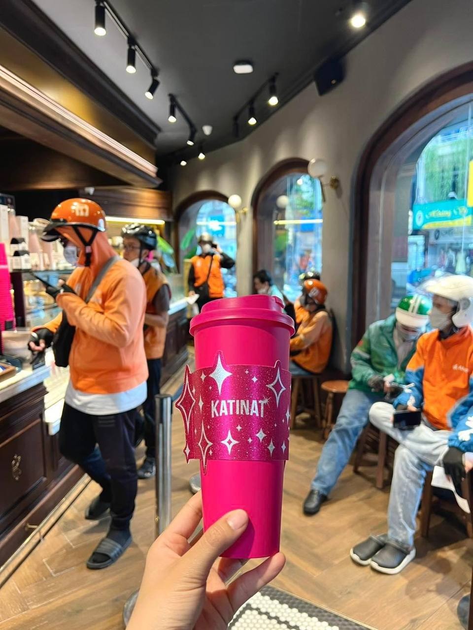 Một loạt thương hiệu ăn uống cực hot gần đây: Khách xếp hàng dài chờ mua nhưng lại gây tranh cãi? - Ảnh 12