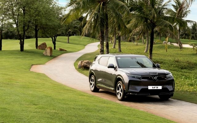 VinFast công bố kỷ lục doanh số tháng 11: Bán 16.000 xe, gần gấp đôi Toyota, trung bình mỗi ngày giao hơn 530 chiếc - Ảnh 1