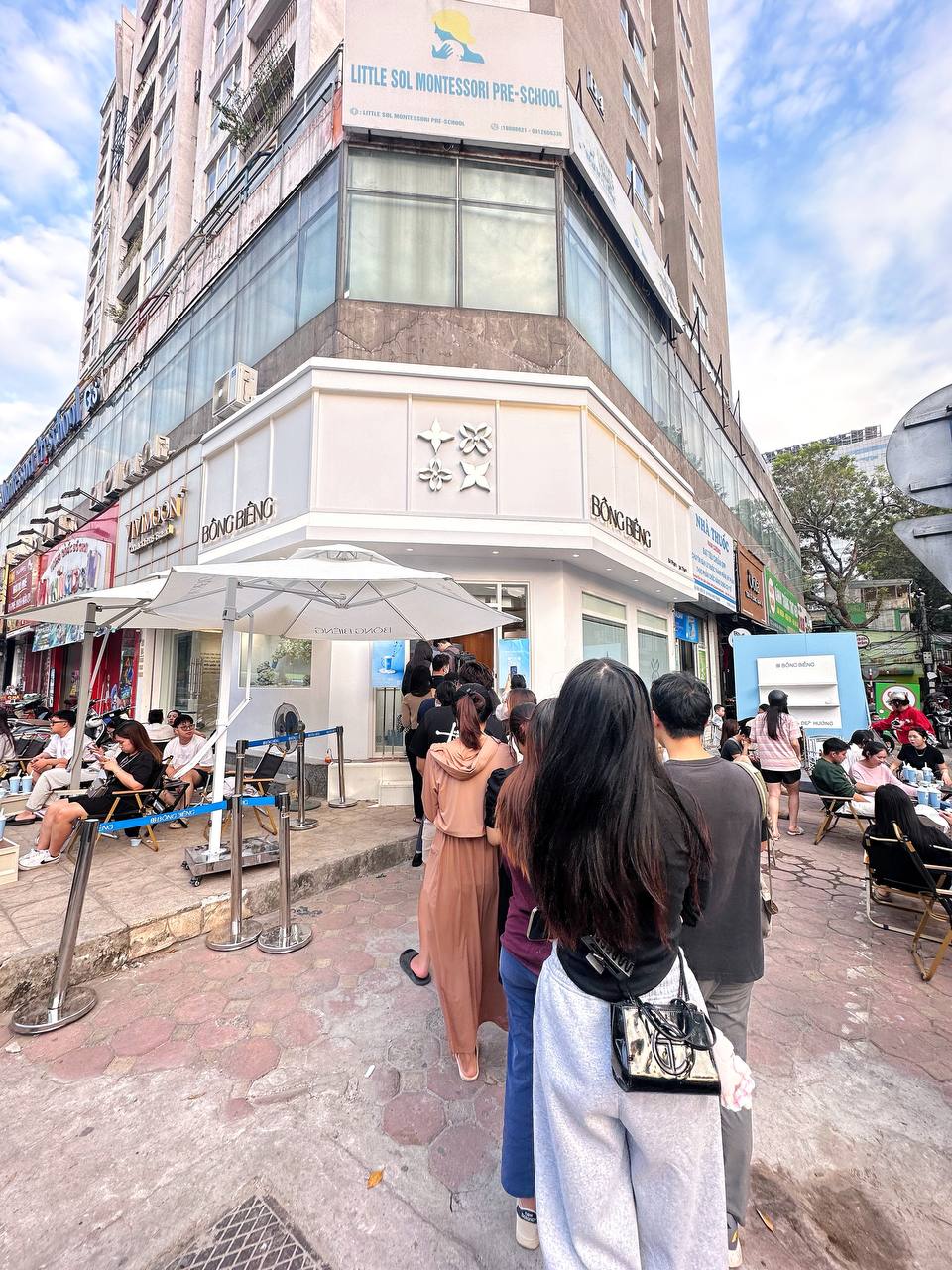 Một loạt thương hiệu ăn uống cực hot gần đây: Khách xếp hàng dài chờ mua nhưng lại gây tranh cãi? - Ảnh 2