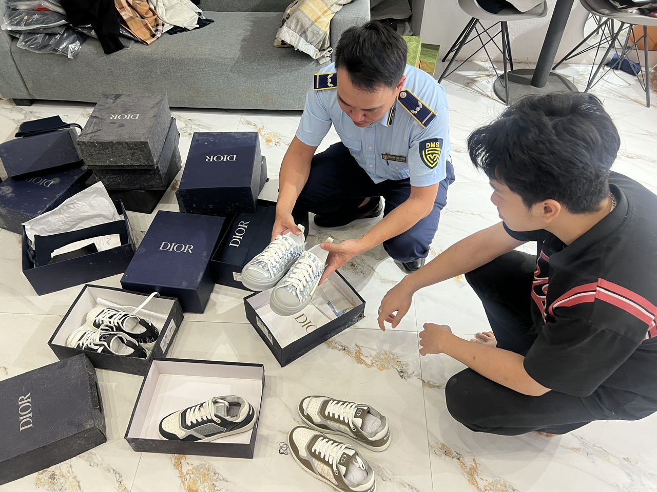 Phát hiện hơn 45 ngàn vụ bán hàng giả, nhiều kho hàng sát biên giới - Ảnh 1