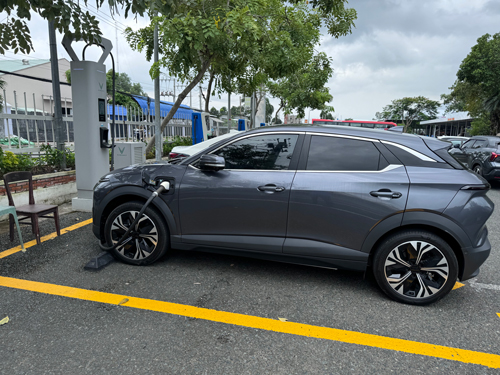 Nở rộ đầu tư trạm sạc xe điện - Ảnh 1