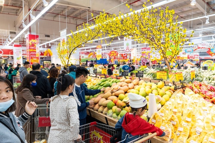 Hàng Tết Ất Tỵ 2025 bắt đầu lên kệ, giỏ quà rẻ chưa từng thấy - Ảnh 1