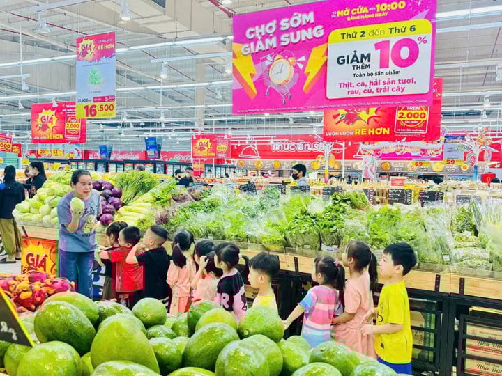 Hàng Tết Ất Tỵ 2025 bắt đầu lên kệ, giỏ quà rẻ chưa từng thấy - Ảnh 3