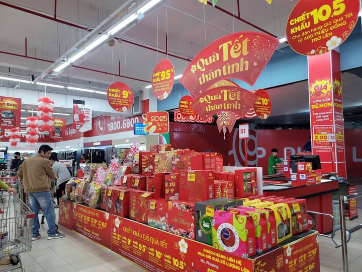 Hàng Tết Ất Tỵ 2025 bắt đầu lên kệ, giỏ quà rẻ chưa từng thấy - Ảnh 2