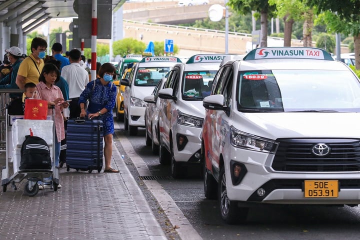 Từ 2025, khách đi taxi được thỏa thuận giá cước với tài xế - Ảnh 1