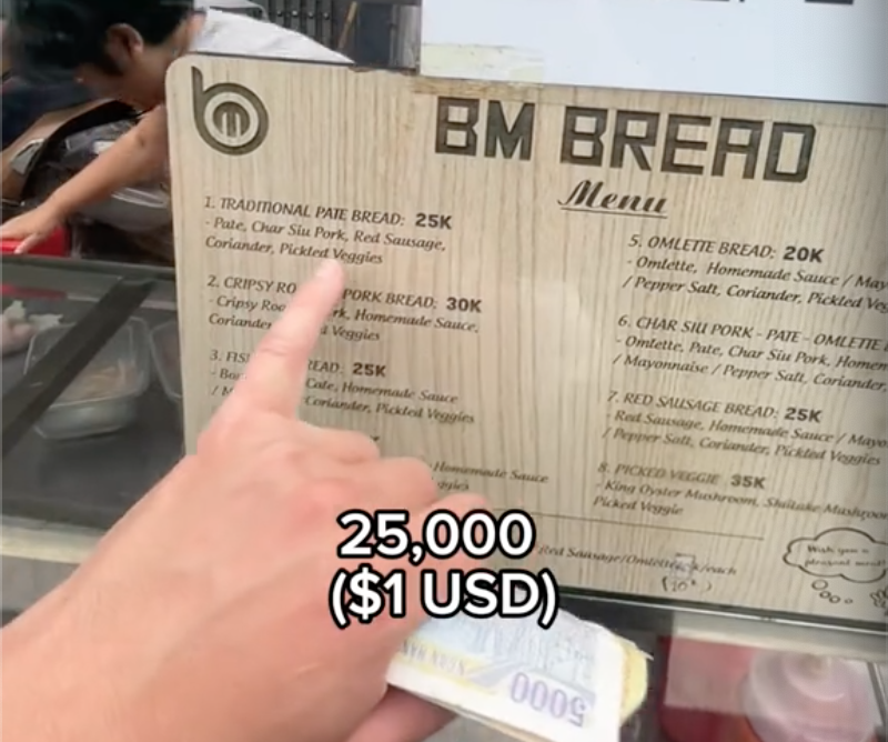 Khách Tây mua bánh mì giữa phố cổ Hà Nội, cách "báo giá" của chủ quán nhận về "cơn mưa" lời khen - Ảnh 2