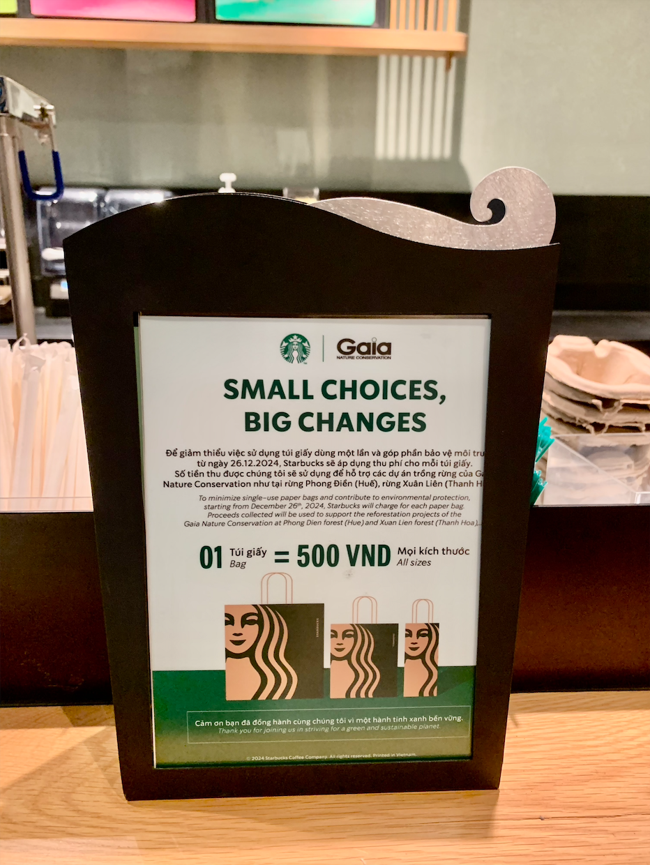 Starbucks chính thức thu phí túi giấy dùng 1 lần, toàn bộ tiền sẽ được trích ra cho hoạt động đặc biệt - Ảnh 2