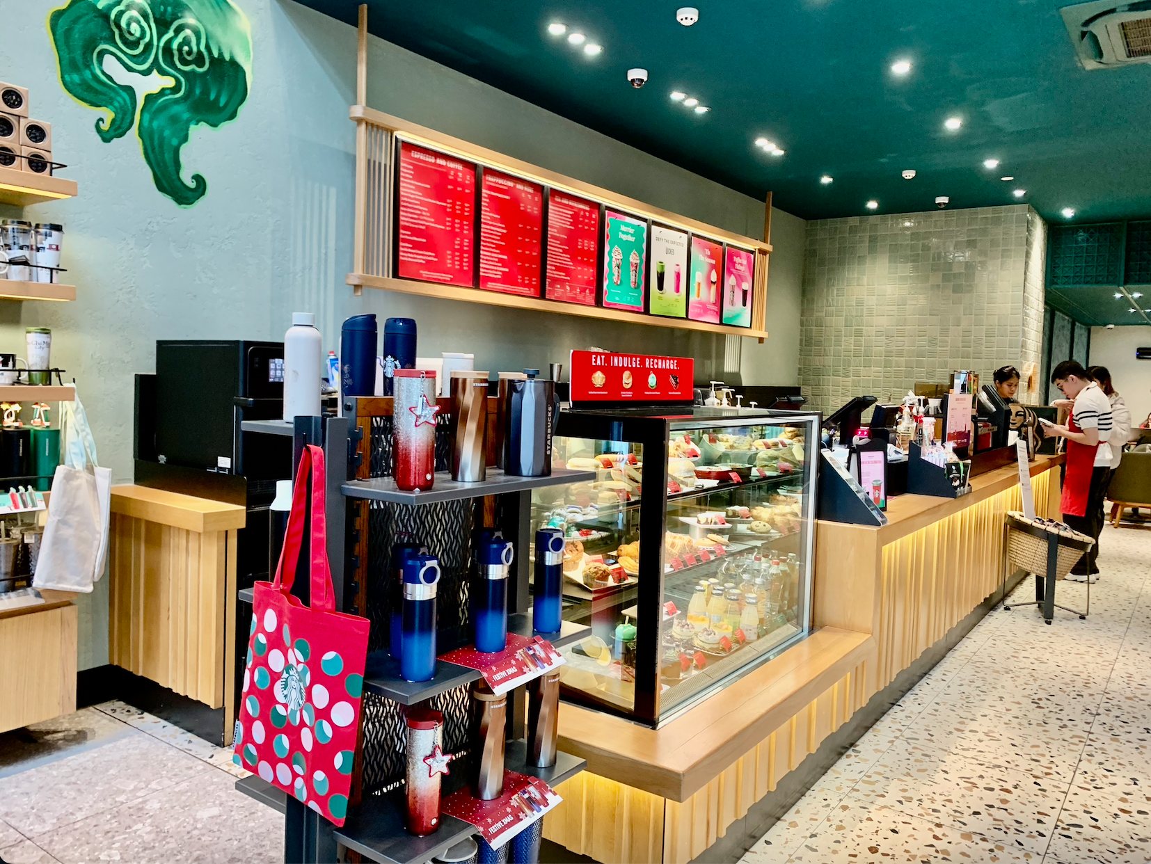 Starbucks chính thức thu phí túi giấy dùng 1 lần, toàn bộ tiền sẽ được trích ra cho hoạt động đặc biệt - Ảnh 1