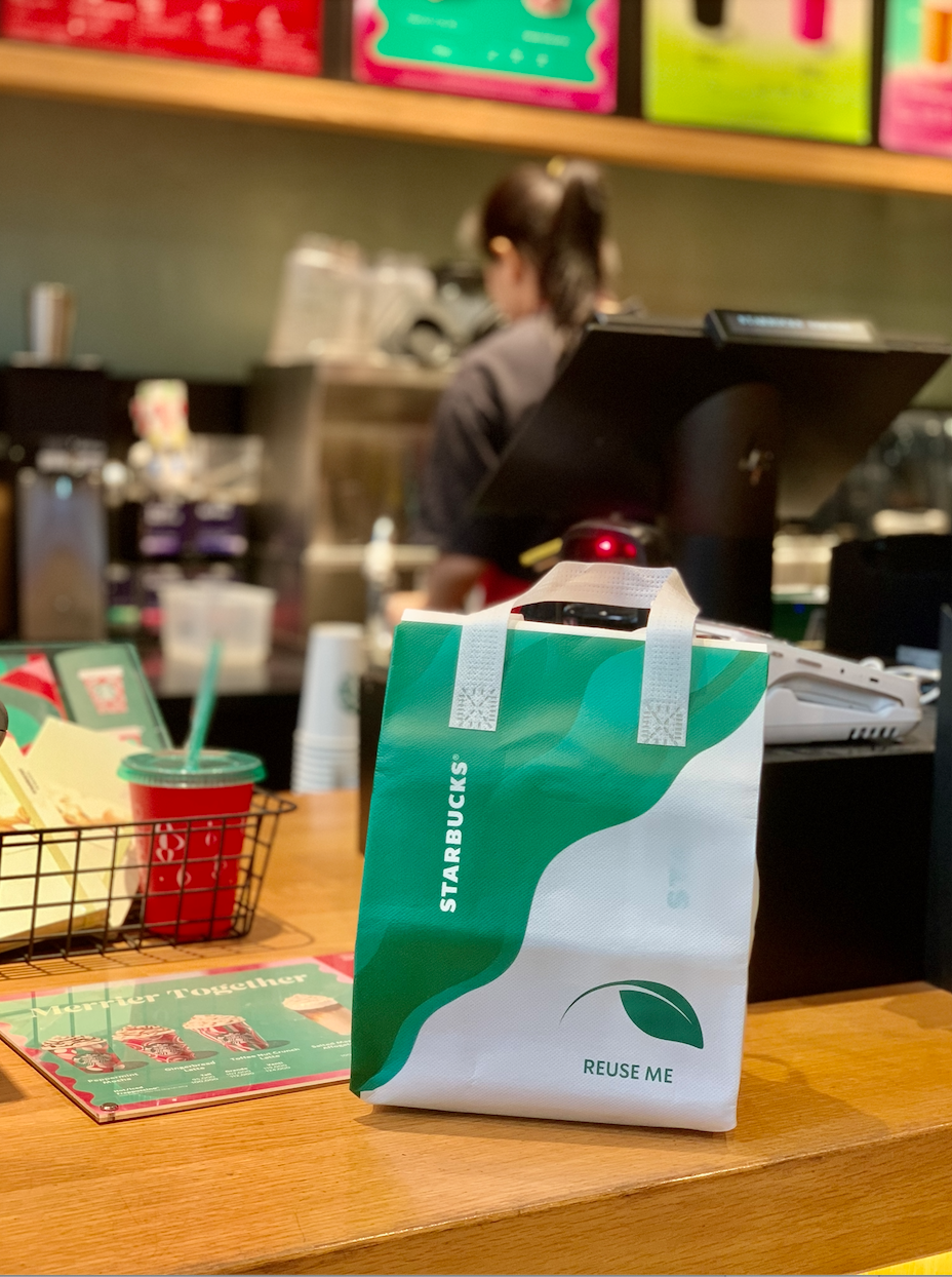 Starbucks chính thức thu phí túi giấy dùng 1 lần, toàn bộ tiền sẽ được trích ra cho hoạt động đặc biệt - Ảnh 3