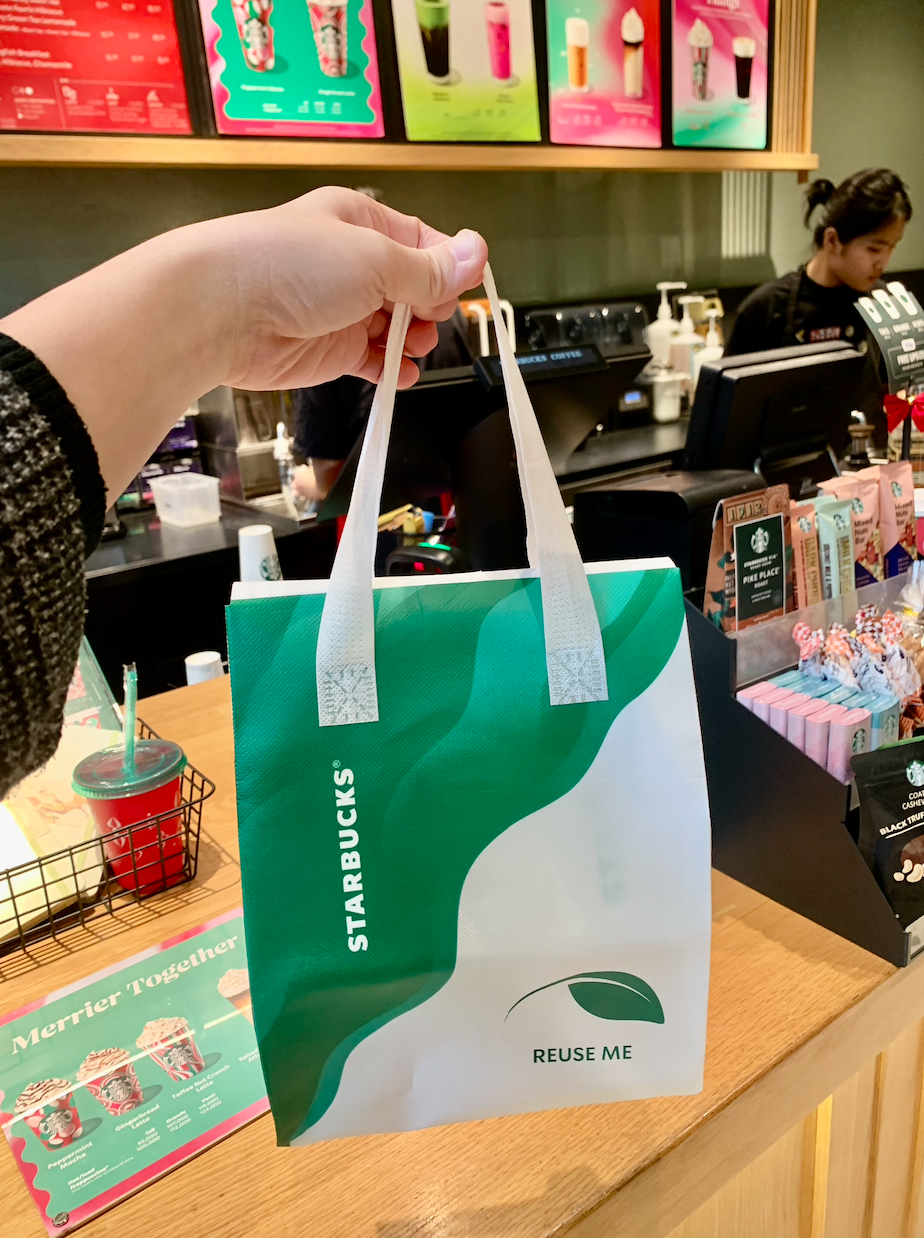 Starbucks chính thức thu phí túi giấy dùng 1 lần, toàn bộ tiền sẽ được trích ra cho hoạt động đặc biệt - Ảnh 4