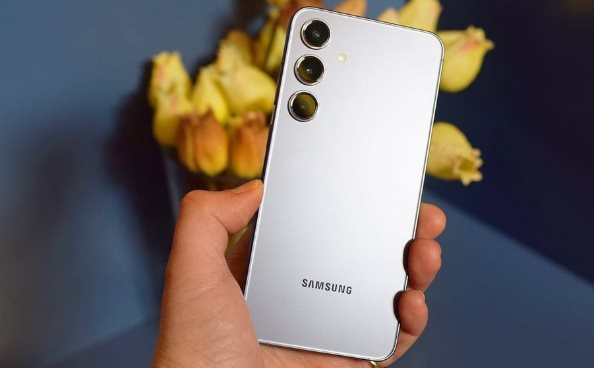 Điện thoại Samsung rẻ nhất được cập nhật phần mềm 7 năm: Gần như giống hệt S24, giá giảm gần 3 triệu - Ảnh 1