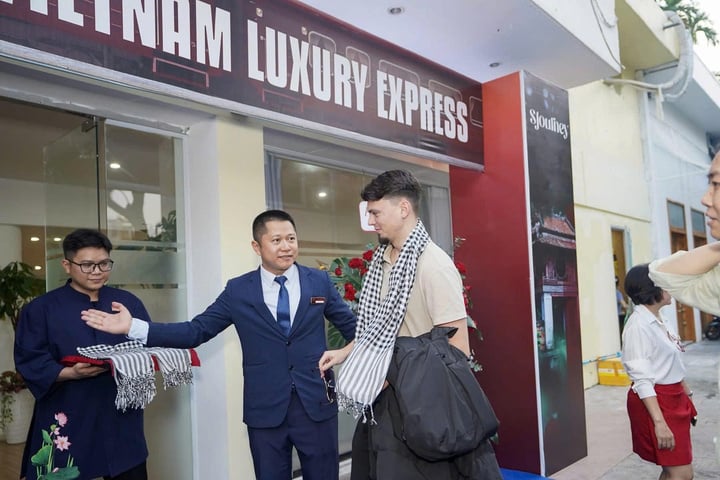 Có gì bên trong đoàn tàu xịn nhất Việt Nam, giá vé gần 200 triệu đồng? - Ảnh 3