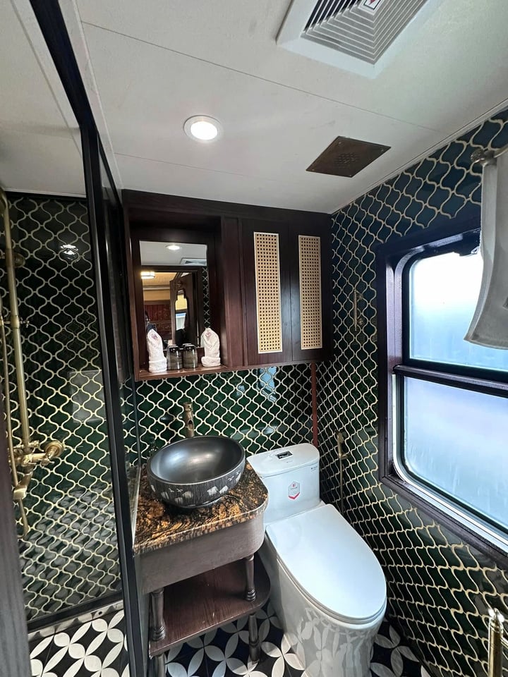 Có gì bên trong đoàn tàu xịn nhất Việt Nam, giá vé gần 200 triệu đồng? - Ảnh 11