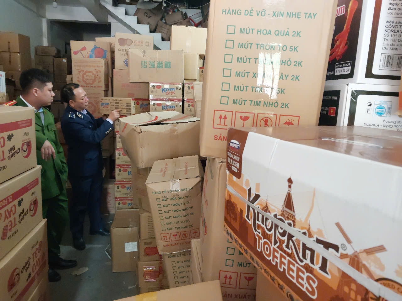 "Hô biến" thực phẩm trôi nổi thành hàng ngàn gói sản phẩm có nhãn - Ảnh 1