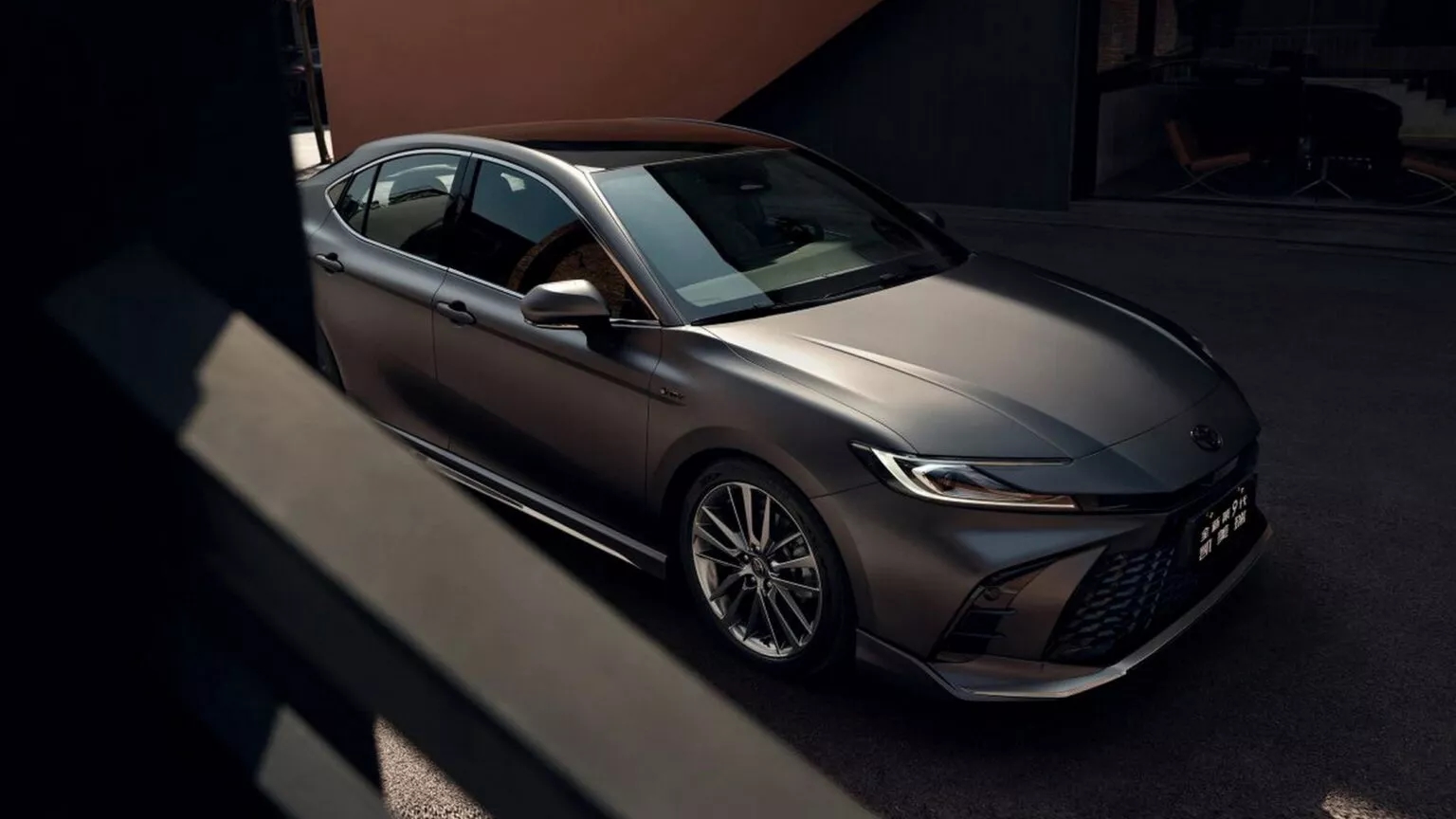 Toyota Camry thêm phiên bản đặc biệt: Nội thất toàn da thật và nhung, nút 'boss' cho sếp ngồi thoải mái, mạnh 194 mã lực - Ảnh 1