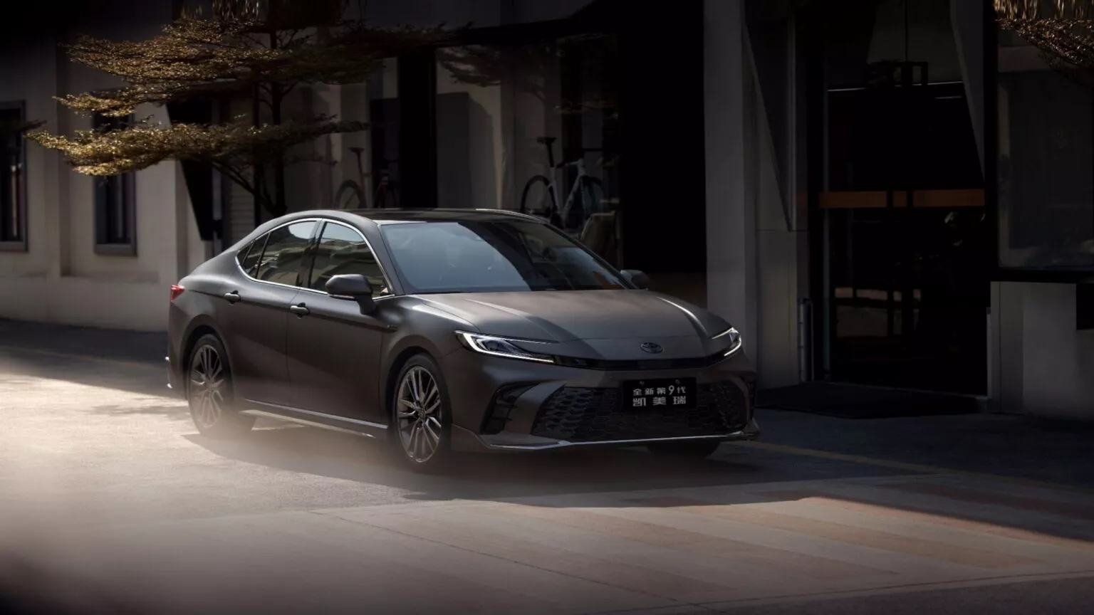 Toyota Camry thêm phiên bản đặc biệt: Nội thất toàn da thật và nhung, nút 'boss' cho sếp ngồi thoải mái, mạnh 194 mã lực - Ảnh 13