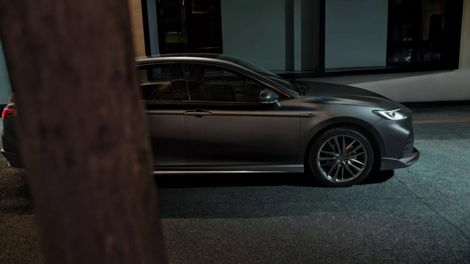 Toyota Camry thêm phiên bản đặc biệt: Nội thất toàn da thật và nhung, nút 'boss' cho sếp ngồi thoải mái, mạnh 194 mã lực - Ảnh 6