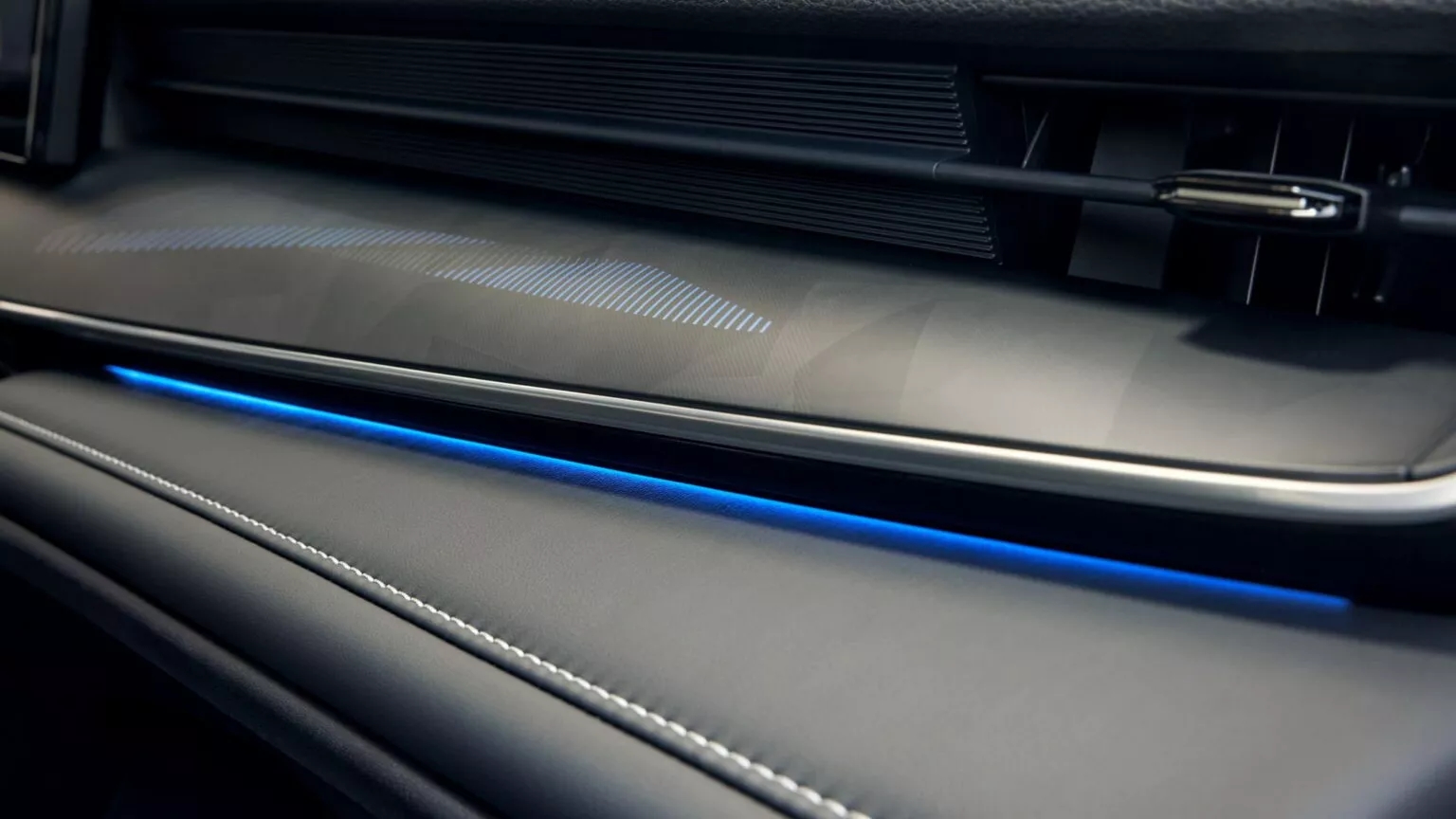 Toyota Camry thêm phiên bản đặc biệt: Nội thất toàn da thật và nhung, nút 'boss' cho sếp ngồi thoải mái, mạnh 194 mã lực - Ảnh 11