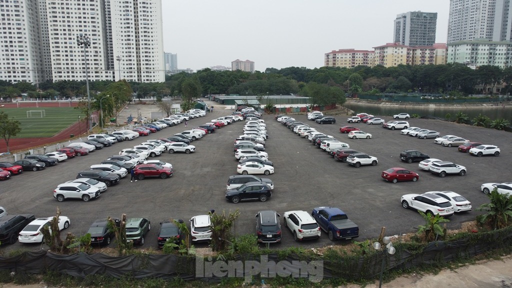 Ô tô tràn ra đường khi bãi ‘khủng’ tại Linh Đàm đóng cửa - Ảnh 8