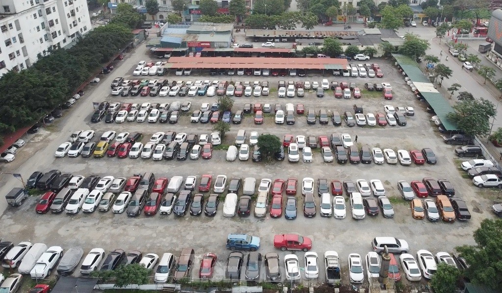 Ô tô tràn ra đường khi bãi ‘khủng’ tại Linh Đàm đóng cửa - Ảnh 1