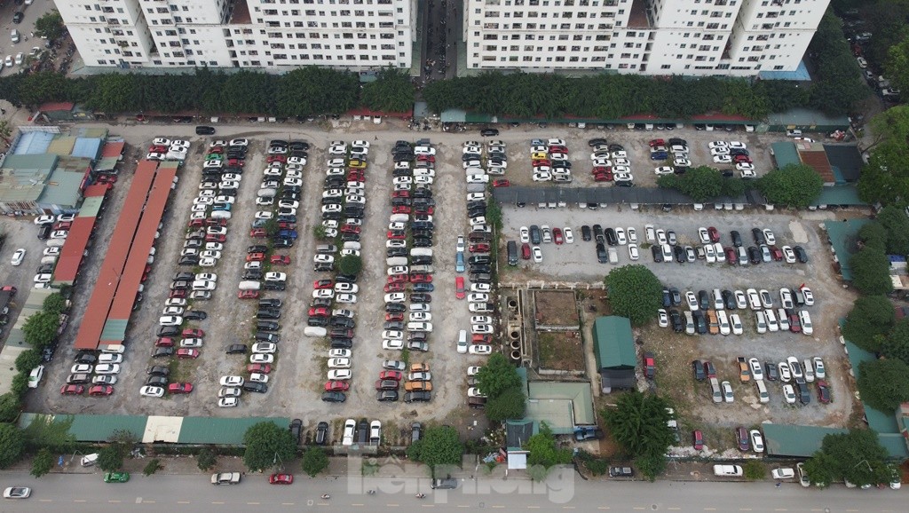 Ô tô tràn ra đường khi bãi ‘khủng’ tại Linh Đàm đóng cửa - Ảnh 2