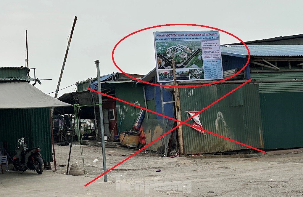 Ô tô tràn ra đường khi bãi ‘khủng’ tại Linh Đàm đóng cửa - Ảnh 3