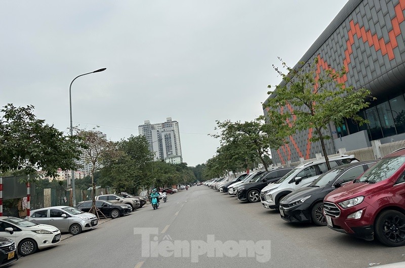 Ô tô tràn ra đường khi bãi ‘khủng’ tại Linh Đàm đóng cửa - Ảnh 6