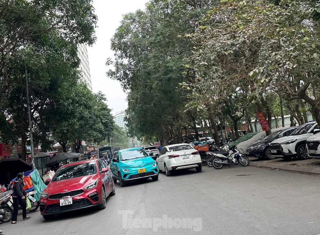 Ô tô tràn ra đường khi bãi ‘khủng’ tại Linh Đàm đóng cửa - Ảnh 7