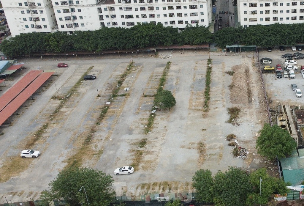 Ô tô tràn ra đường khi bãi ‘khủng’ tại Linh Đàm đóng cửa - Ảnh 5