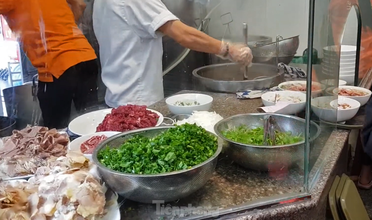 Khách Tây xếp hàng từ sáng đến tối để được ăn món chỉ có ở Việt Nam - Ảnh 8