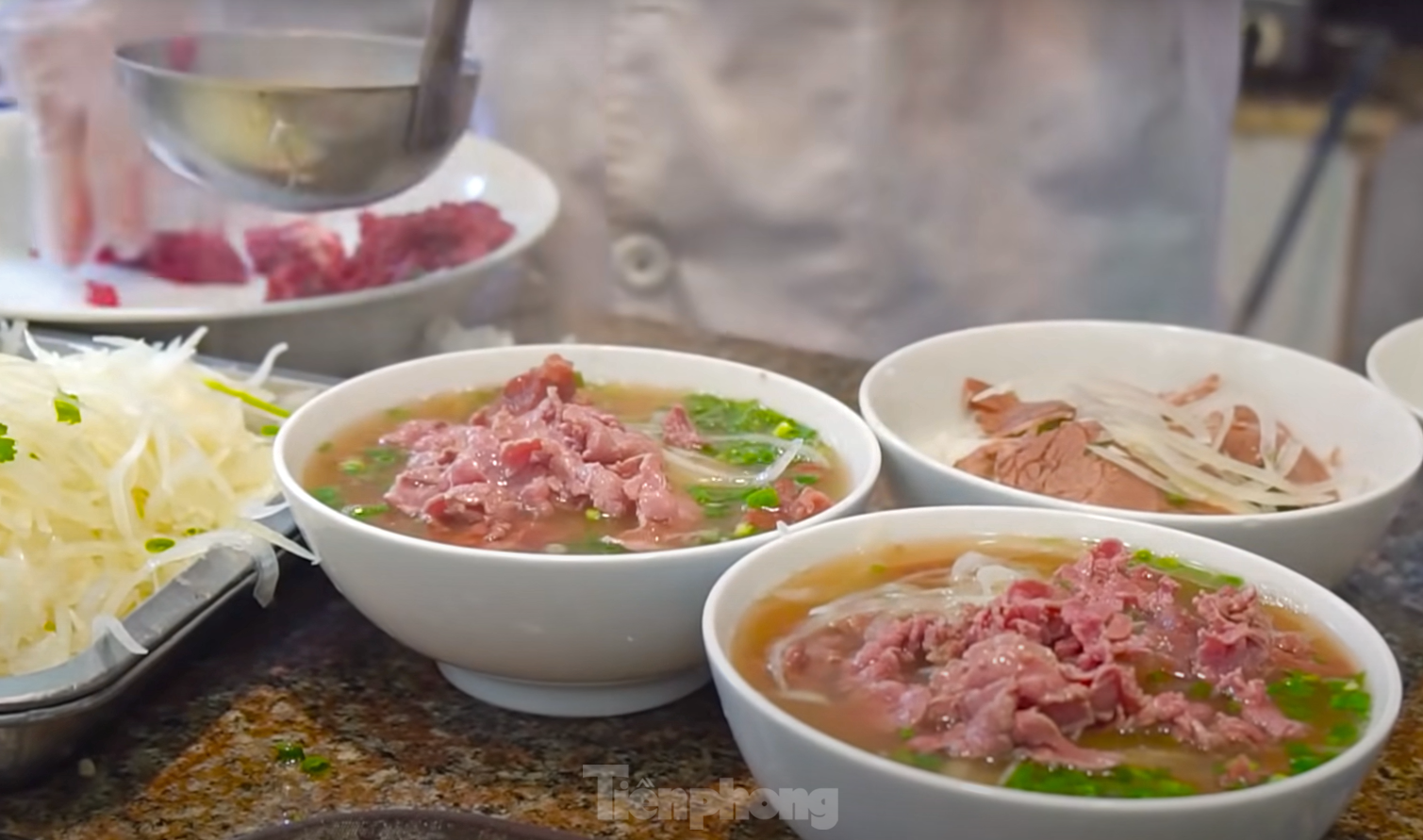 Khách Tây xếp hàng từ sáng đến tối để được ăn món chỉ có ở Việt Nam - Ảnh 9