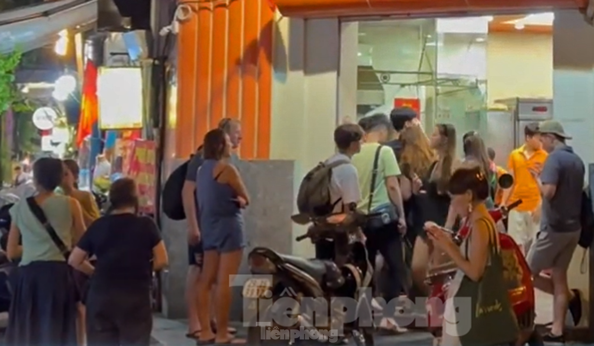 Khách Tây xếp hàng từ sáng đến tối để được ăn món chỉ có ở Việt Nam - Ảnh 2