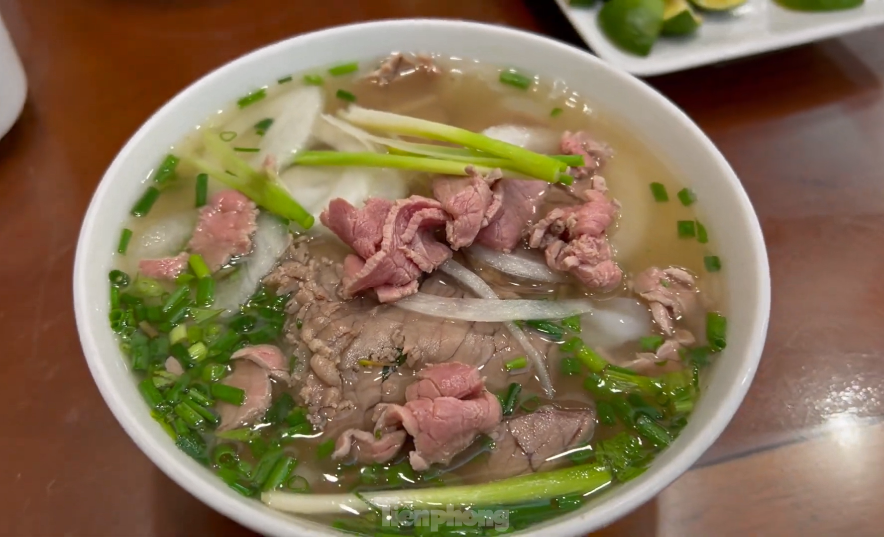 Khách Tây xếp hàng từ sáng đến tối để được ăn món chỉ có ở Việt Nam - Ảnh 1