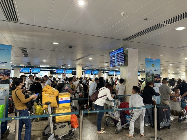 Vé máy bay Tết đang 'cháy khét', vì sao có lượng lớn bán rẻ như cho? - Ảnh 1