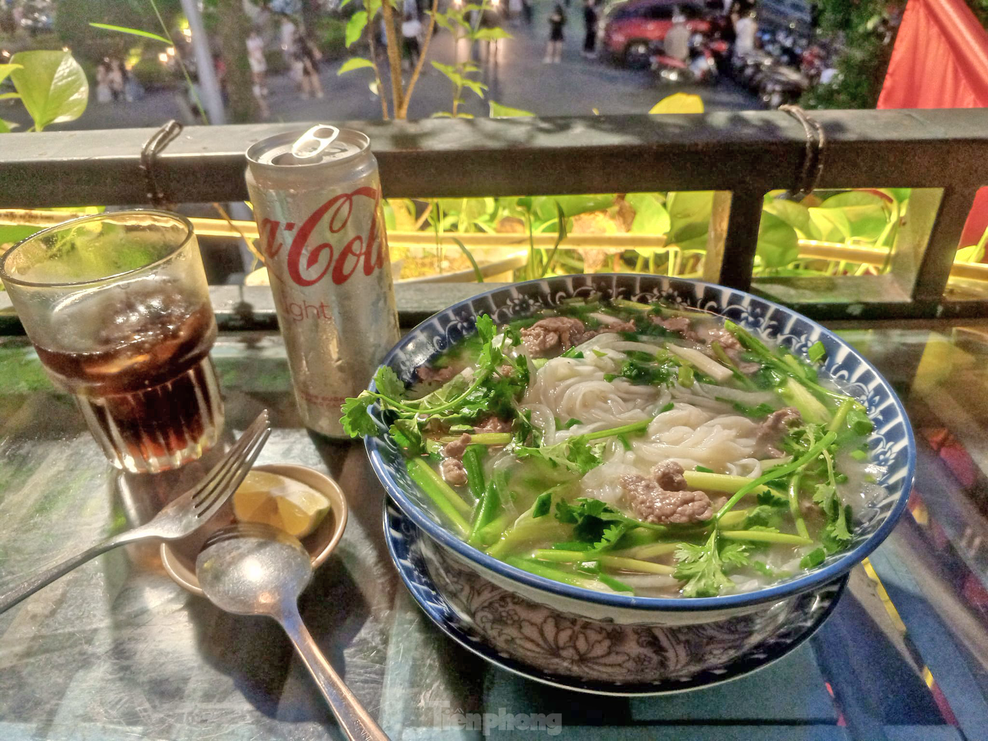 Khách Tây xếp hàng từ sáng đến tối để được ăn món chỉ có ở Việt Nam - Ảnh 7