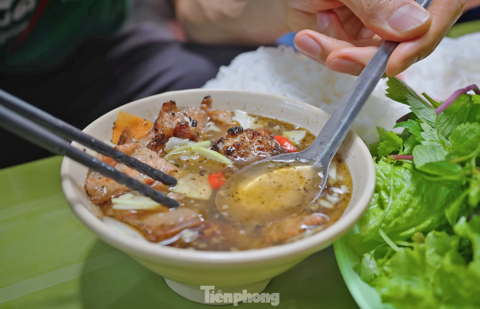 Khách Tây xếp hàng từ sáng đến tối để được ăn món chỉ có ở Việt Nam - Ảnh 6