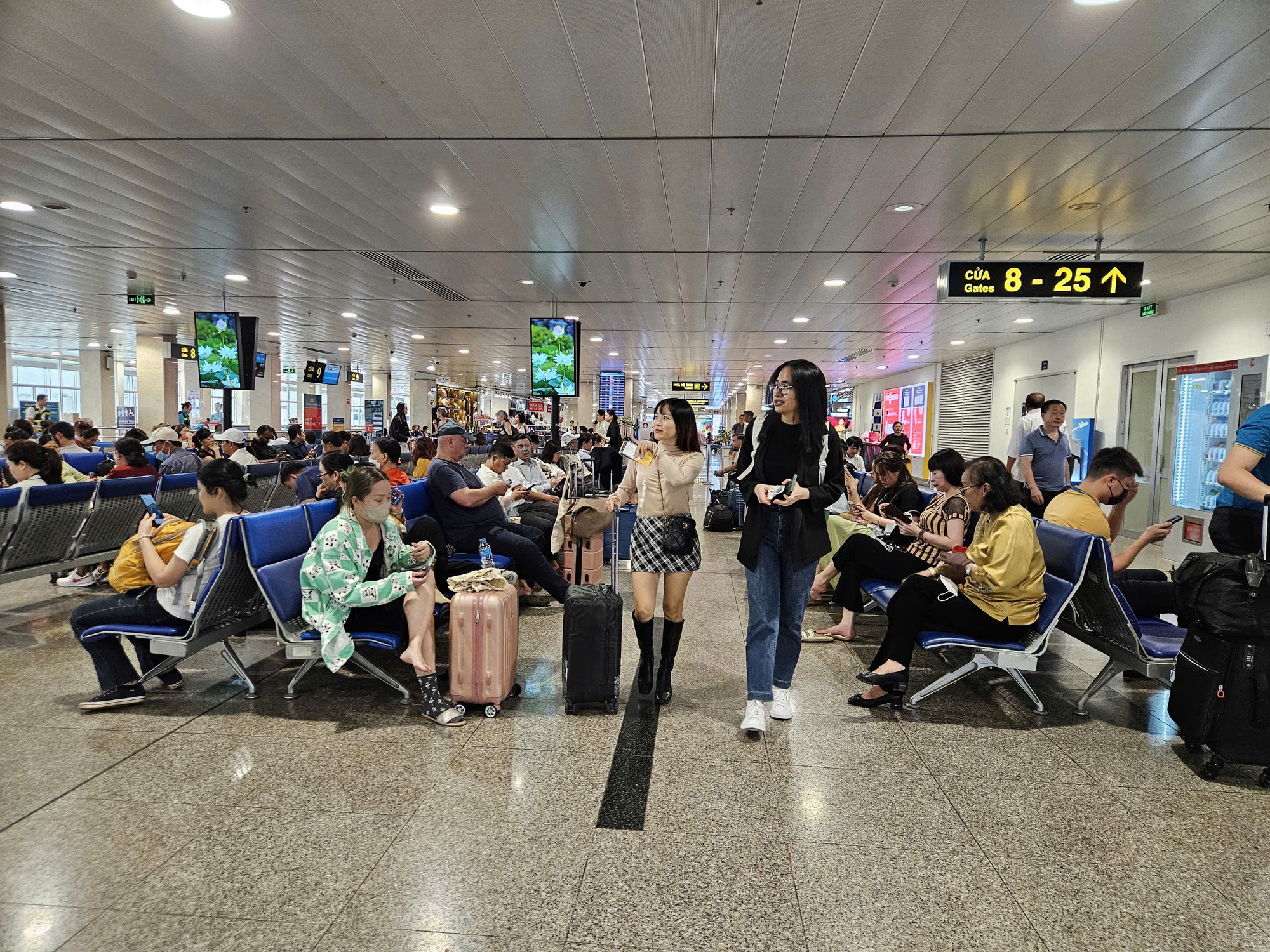 Giá vé máy bay Tết quá cao, “bay” cả tiền thưởng Tết của nhiều gia đình - Ảnh 2