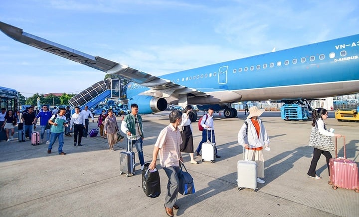 Vé máy bay Tết khan hiếm, đắt đỏ, vé tàu hoả thế nào? - Ảnh 1